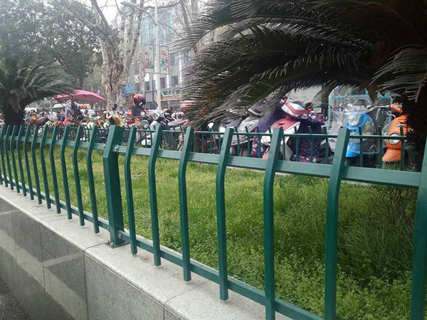 草坪鋅鋼護(hù)欄